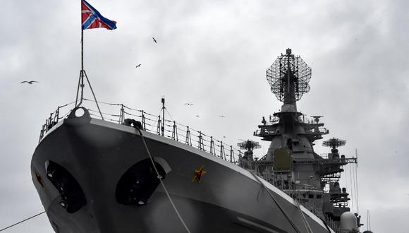 Una vista muestra el crucero de batalla de propulsión nuclear Pyotr Veliky en la base ártica de Severomorsk de la Flota del Norte de Rusia el 13 de mayo de 2021. (Foto de Maxime POPOV / AFP)