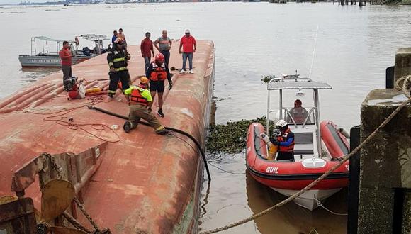 Un barco se hundió en Guayaquil, Ecuador, dejando una persona atrapada. (Foto: Twitter)
