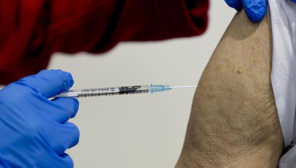Una persona recibe la vacuna contra el coronavirus el 11 de noviembre de 2021, en Fráncfort, Alemania. (Foto AP/Michael Probst).