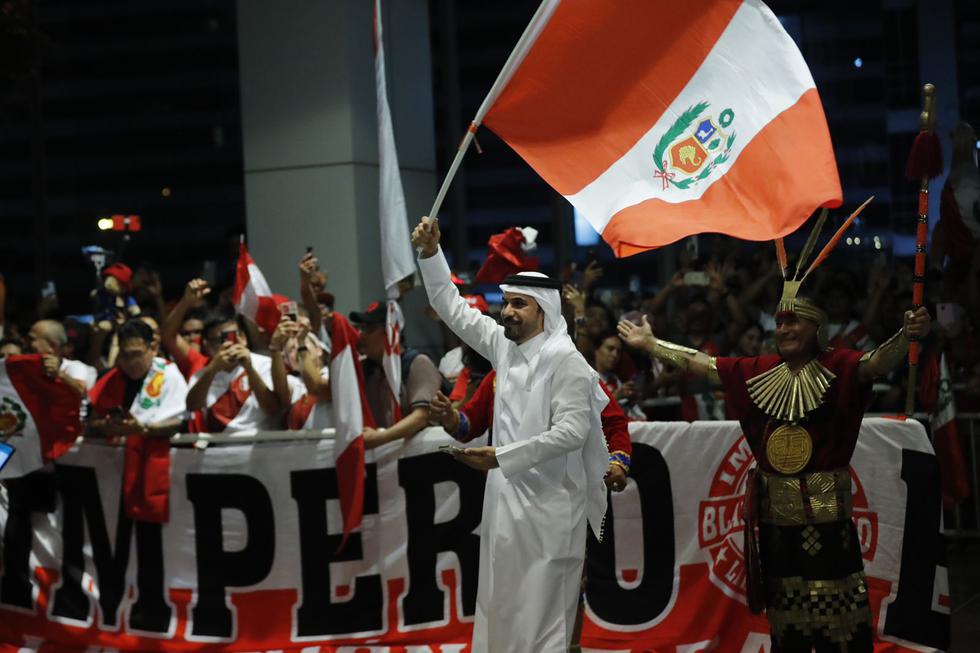 El abrazo entre Qatar y Perú a poco del repechaje mundialista frente a Australia . Fotos: Daniel Apuy / @photo.gec