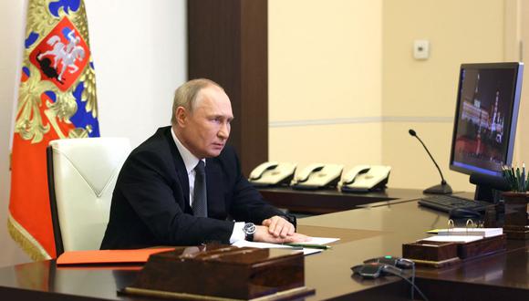 El presidente ruso Vladimir Putin preside una reunión del Consejo de Seguridad a través de un enlace de video en la residencia estatal Novo-Ogaryovo en las afueras de Moscú el 19 de octubre de 2022. (Foto de Sergei ILYIN / SPUTNIK / AFP)