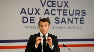 Macron promete pagar más a los médicos que hagan guardias o acepten a más pacientes