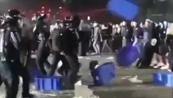 Manifestantes se enfrentan con la policía en Chongqing, China. (Captura de video / Twitter).