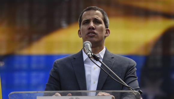 Guaidó ofreció amnistía a los militares que rompan con Maduro y ha dicho que no descarta beneficiar incluso al mandatario socialista. (Foto: AFP)