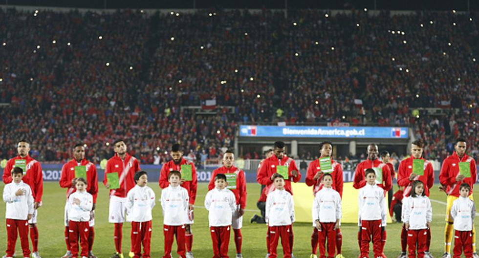 Los hinchas \"Charrúas\" y el enorme gesto con el himno peruano. (Foto: Getty Images)