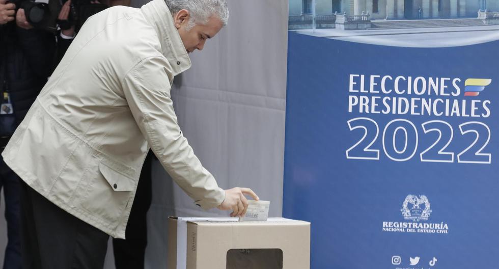 El presidente de Colombia, Iván Duque, vota durante la jornada de elecciones para elegir presidente para el periodo 2022-2026. (EFE/Carlos Ortega).