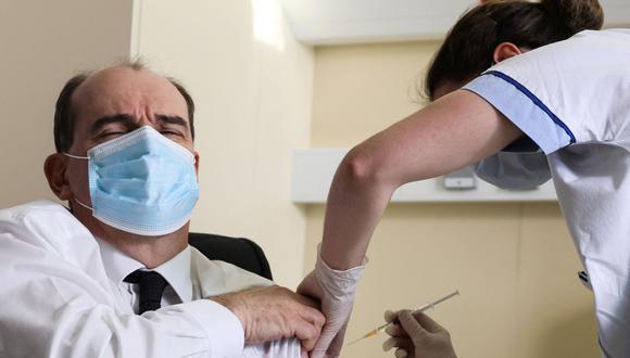 El primer ministro Jean Castex, de 55 años, reacciona al ser vacunado con la vacuna AstraZeneca COVID-19 en el Hopital d'Instruction des Armees Begin, en Saint-Mande, en las afueras de París, el 19 de marzo de 2021. (Foto: Thomas Coex/ AFP)