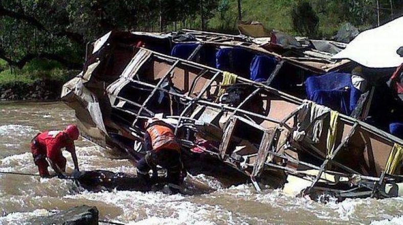 El bus quedó destruido y los cuerpos de dos personas desaparecieron. (Foto: archivo de El Comercio)