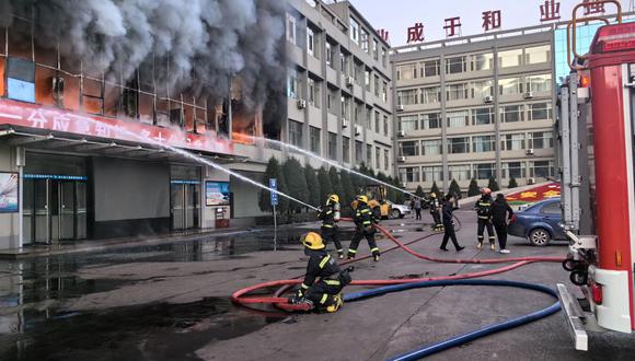 Bomberos trabajan en las labores de extinción de un incendio declarado en un edificio perteneciente a una compañía minera de carbón de la ciudad de Lüliang, en la provincia china de Shanxi (norte), este jueves. Foto: Xinhua / Zhan Yan / EFE