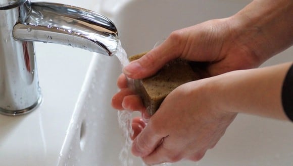 Así como es vital que uses agua y jabón para mantener limpias tus manos, hay otras recomendaciones de higiene que puedes tomar en cuenta, como cuidar tus uñas. (Foto: Pixabay)