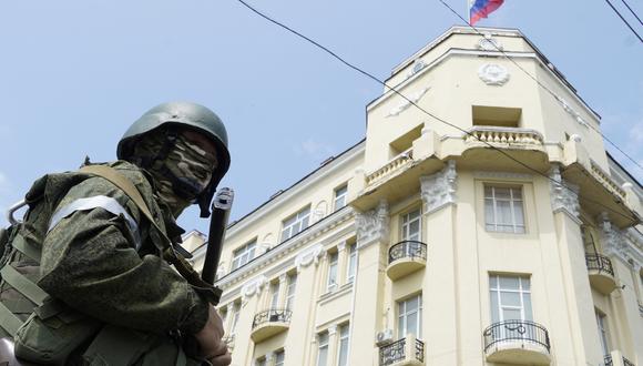 Un miembro del Grupo Wagner hace guardia frente a la sede del Distrito Militar del Sur de Rusia en la ciudad de Rostov on Don, el 24 de junio de 2023. (Foto de STRINGER / AFP).