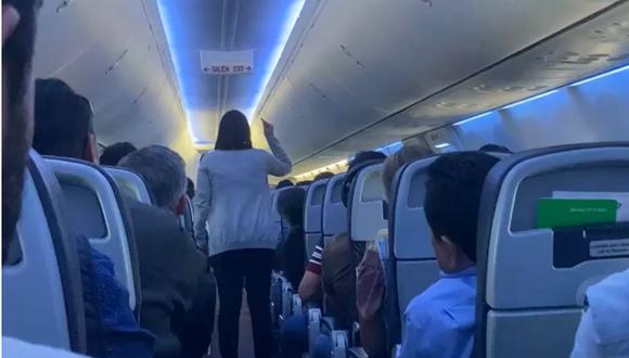 Tras este incidente, algunos pasajeros mostraron su apoyo al presidente y le pidieron tomarse selfies.