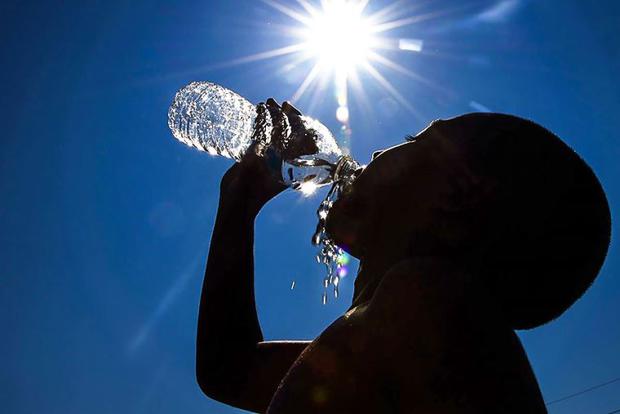 Se debe consumir por lo menos un litro y medio de agua al día (foto: El Peruano).
