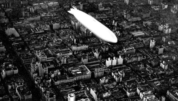 Fotografía de Juan Di Sandro del paso del  Graf Zeppelin por Buenos Aires. Año 1934. Gelatina de plata. Vintage print.  