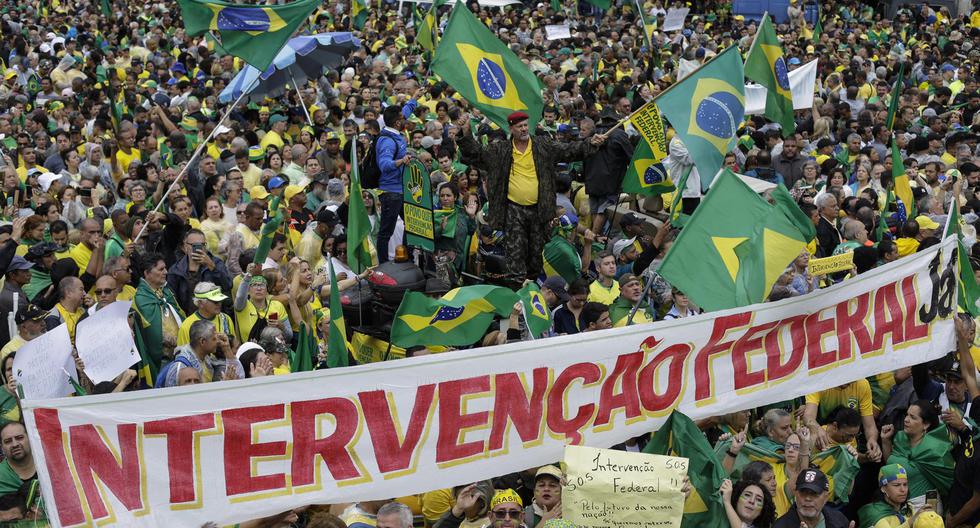 Miles de personas participan en una protesta de seguidores del expresidente Jair Bolsonaro por el resultado de las elecciones, frente al Comando Militar del Este, en Río de Janeiro, Brasil. (EFE/ Antonio Lacerda).
