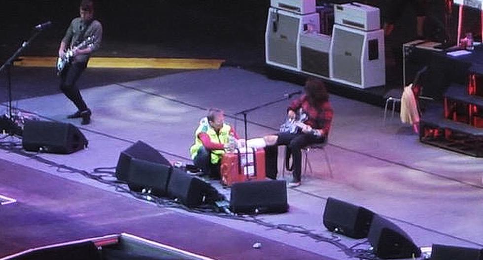 Dave Grohl, es atendido sobre el escenario mientras continúa interpretando - qué ironía - Under Pressure. (Foto:Twitter)