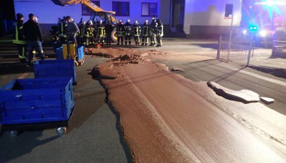 La fábrica DreiMeister alertó a los servicios de emergencia que una tonelada de su chocolate líquido se había derramado de un tanque de entrega. (Foto: DPA/Fire Brigade Werl)