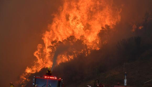 Los bomberos combaten un incendio forestal impulsado por el viento en las colinas de Canyon Country, al norte de Los Ángeles. (Reuters)