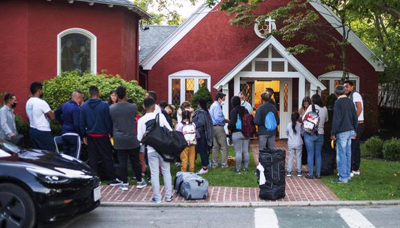 Migrantes se congregan frente a la iglesia episcopal de San Andrés, el 14 de septiembre del 2022.