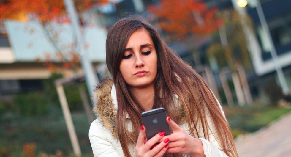 3 Tips to Stop Compulsively Scrolling on Your Cell Phone: Understanding the Brain’s Behavior.