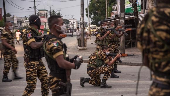 Los agentes policiales de Madagascar dispersan a los vecinos del barrio Androranga, donde se desató un motín, el 3 de junio de 2020. (Foto referencial de Rijasolo / AFP)