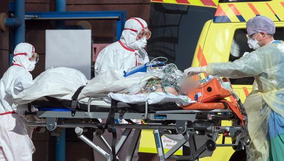 Paciente con coronavirus es trasladado en Leipzig, Alemania. (Foto: EFE)