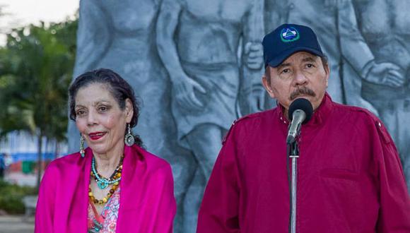 Presidente de Nicaragua Daniel Ortega (derecha), vicepresidenta Rosario Murillo (Izquierda) asistieron a la ceremonia de aniversario del nacimiento del líder sandinista Carlos Fonseca Amador en la Plaza de la Revolución en Managua. (Foto: AFP / Nicaraguan Presidency).