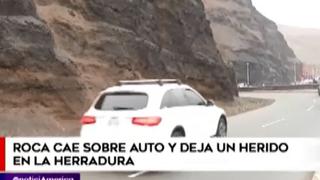 Roca cae de acantilado sobre auto y deja un herido en La Herradura | VIDEO