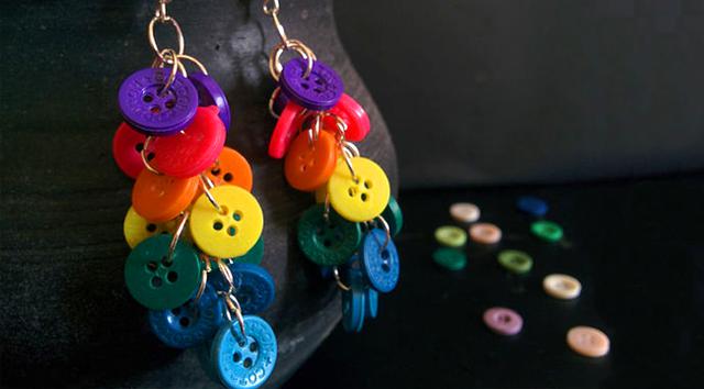 ¿Tienes botones sueltos? Haz tus propios aretes multicolores - 1