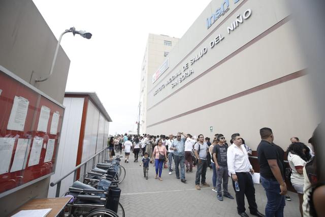 Largas colas de personas se registran en el frontis del INSN en San Borja para donar sangre a los afectadas por el incendio provocado en Villa El Salvador. (Fotos: Mario Zapata Nieto /GEC)