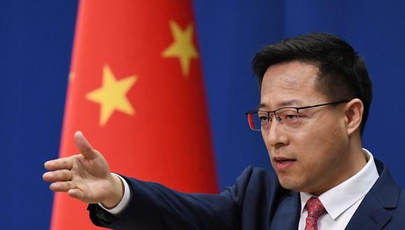 El portavoz del Ministerio de Relaciones Exteriores de China, Zhao Lijian, responde una pregunta en la rueda de prensa diaria, en Beijing, el 8 de abril de 2020. (Foto de GREG BAKER / AFP)