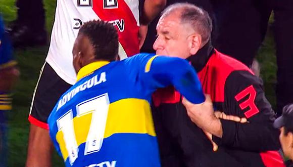 El lateral derecho de Boca Juniors intentó calmar a sus compañeros, sin embargo, luego encaró a jugador de River Plate.