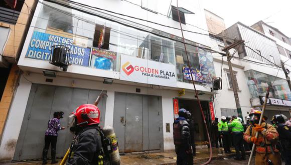 Bomberos, policías y serenos lograron rescate de cerca de 50 personas que quedaron atrapadas en la galería Golden Plaza, en Gamarra. (Captura y Foto: América Noticias/GEC)