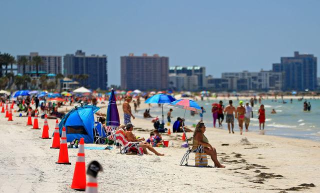 Las playas fueron este lunes el gran escenario de la reapertura de Florida al cabo de más de un mes de confinamiento por el COVID-19. (AFP/Mike Ehrmann).