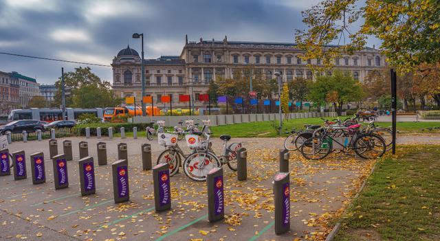 1.400 km de ciclovías y más de 120 estaciones de alquiler de bicicletas tiene Viena. Actualmente, los vieneses se movilizan de esta manera. Eso sí, usando mascarilla. / Foto: Shutterstock.