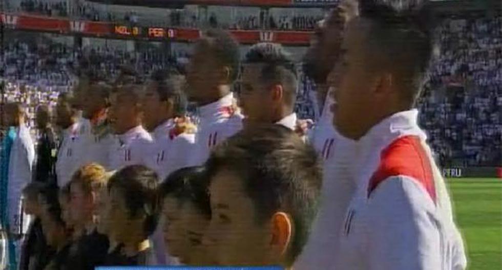 La Selección Peruana siguió el protocolo de FIFA y entonó las letras del Himno Nacional en el Westpac Stadium de Wellington junto a cientos de hinchas que acompañan a la blanquirroja. (Foto: Captura - América TV)