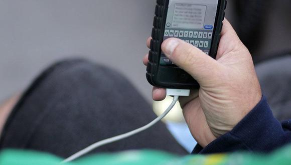 Los cables de carga también se pueden usar para acceder a los datos de su celular, según el FBI. (FOTO: REUTERS).