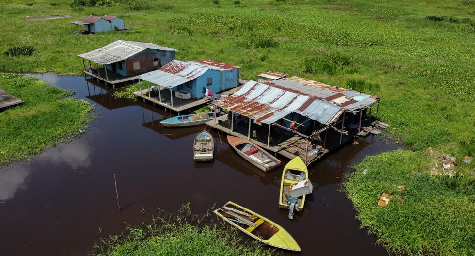 Vista aérea de palafitos en Congo Mirador, estado Zulia, Venezuela. La vida idílica en esta aldea se ahogó en barro y maleza. (FEDERICO PARRA / AFP).
