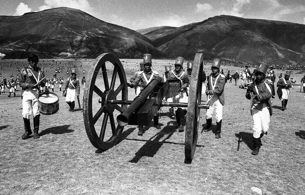 Ayacucho, 9 de diciembre de 1974. Escenificación de la batalla de Ayacucho interpretada por los escolares de los centros educativos de Huamanga. (Foto: Jorge Angulo / GEC Archivo Histórico)