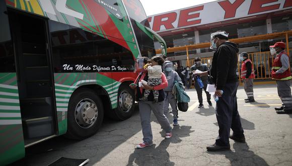 En La Victoria, los pasajeros contaron que el precio de los pasajes de transporte aumentó a S/70, S/80 y S/100 cuando usualmente tienen un costo entre S/20 y S/30. (Foto: Anthony Niño de Guzmán)