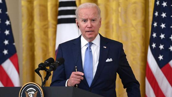 El presidente estadounidense Joe Biden observa durante una conferencia de prensa con el presidente surcoreano Moon Jae-in en el Comedor Estatal de la Casa Blanca en Washington, DC. (Foto: AFP / Brendan SMIALOWSKI).