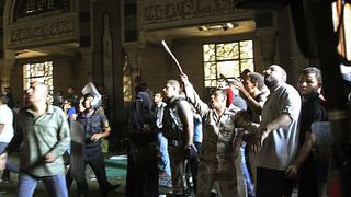 Egipto: desalojan a cientos de musulmanes atrincherados en mezquita