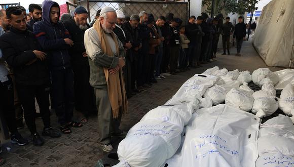Palestinos lloran por los cuerpos de las víctimas del bombardeo israelí el 18 de enero de 2024, en Rafah, en el sur de la Franja de Gaza, en medio de batallas en curso entre Israel y el grupo militante palestino Hamás. (Foto de AFP)