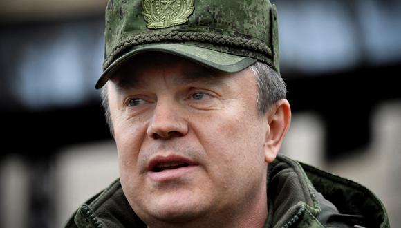 Leonid Pasechnik, líder separatista de la República Popular de Lugansk (LNR) en el este de Ucrania, habla con los periodistas frente a una central eléctrica cerca de la ciudad de Shchastya. (Foto: Alexander NEMENOV / AFP)