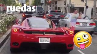 Instagram: Sujeto se vuelve loco al ver un Ferrari Enzo en la calle | VIDEO