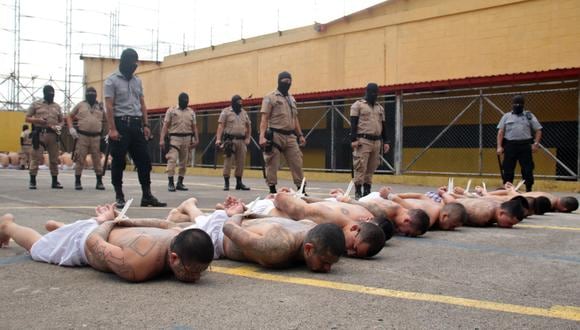 Miembros de las pandillas Mara Salvatrucha y Barrio 18 bajo custodia en el penal de Ciudad Barrios, El Salvador, luego del aumento en las cifras de homicidios en el país. (Foto: EL SALVADOR'S PRESIDENCY PRESS OFFICE / AFP)