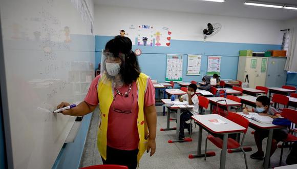 Niños retoman las clases en la escuela estatal Raúl Antonio Fragoso, en Sao Paulo, Brasil, tras un año de cierre por la pandemia de coronavirus. (Foto: EFE/FERNANDO BIZERRA).