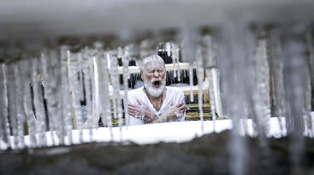 Rusos se bañan en aguas heladas para celebrar la Epifanía - 1