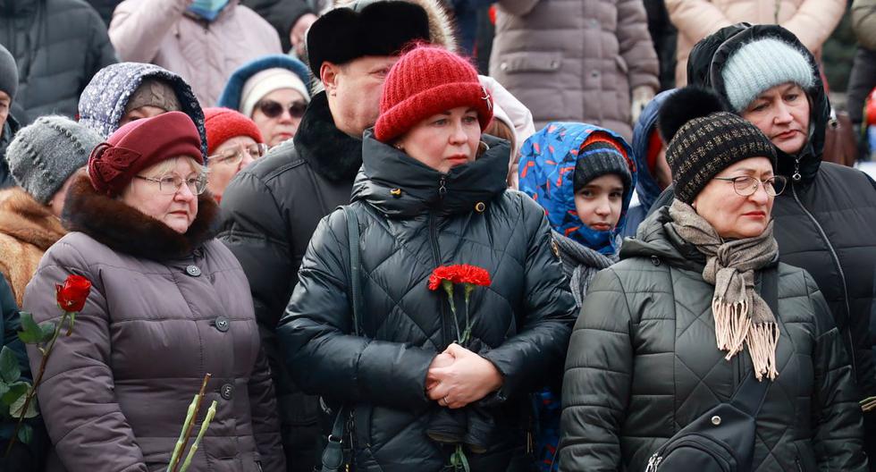 Los deudos se reúnen para depositar flores en memoria de los más de 60 soldados rusos que, según Rusia, murieron en un ataque ucraniano en la región de Donetsk. (ARDEN ARKMAN / AFP).