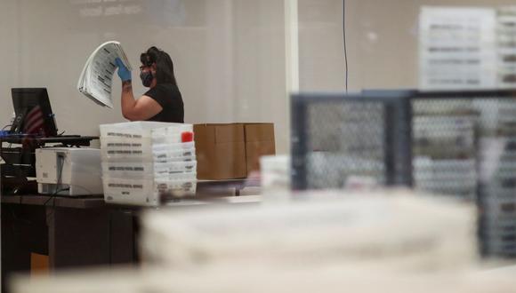 Una mujer trabaja en el centro de procesamiento de boletas electorales del condado de Maricopa en Phoenix, Arizona. (REUTERS/Edgard Garrido).